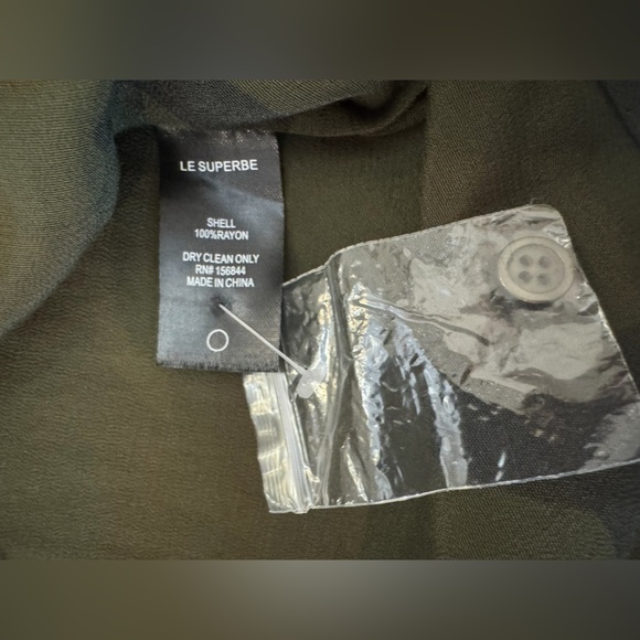 Le Superbe Roaming Safari Rayon Camo Print
Tunic Shirt MSRP $345 0 (Small) - Picture 10 of 10